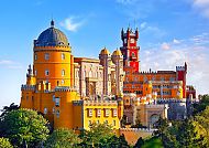 Lissabon, Pena-Palast in Sintra bei sonnigem Wetter, farbenfroh und majestätisch., Pena-Palast in Sintra, Portugal, in leuchtenden Farben.