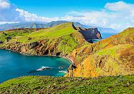 Madeira, Madeiras atemberaubende Küstenlandschaft bei Sonnenschein., Atemberaubende Küstenlandschaft Madeiras bei klarem Sommerwetter.