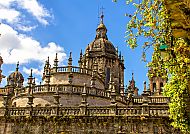 Ausflugstipp: Santiago de Compostela, Majestätische Kathedrale von Santiago de Compostela im Sonnenschein., Majestätische Kathedrale von Santiago de Compostela im Sonnenschein.
