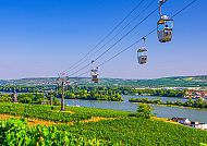 , Seilbahn über Weinberge mit Blick auf den Rhein bei Rüdesheim.