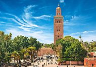 Koutoubia-Moschee in Marrakesch unter strahlend blauem Himmel