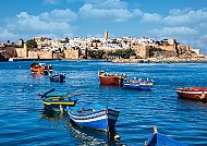 Bunte Boote vor der historischen Kulisse von Rabat, Marokko