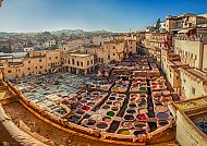Gerberei in Fes, Marokko: Farbenfrohe Lederbecken in der Altstadt., Gerbereien von Fes, Marokko, in lebendigen Farben bei Sonnenschein