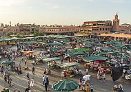 Belebter Markt auf dem Djemaa el Fna in Marrakesch, Marokko