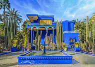 Majorelle-Garten in Marrakesch, leuchtend blaues Gebäude, Kakteen
