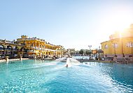 Budapest, Széchenyi, Széchenyi-Therme in Budapest bei strahlendem Sonnenschein.