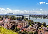 Esztergom, Basilika, Esztergom und Donau bei strahlendem Sonnenschein.
