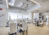 Modernes, elegantes Hotelrestaurant mit stilvollem Interieur