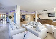Helles, modernes Hotellobby-Design mit weißen Sofas.
