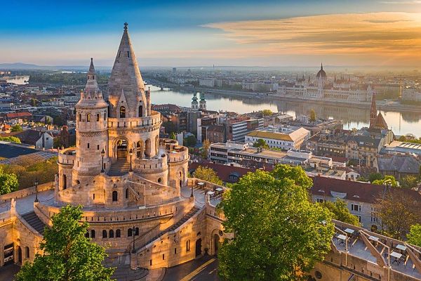 Fischer-Bastei, Budapest, Fischer-Bastei in Budapest bei Sonnenuntergang, Donauromanze 2027., Fischer-Bastei in Budapest bei Sonnenuntergang, Donau im Hintergrund.