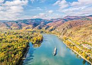 Flusslandschaft Wachau, Malerische Herbstlandschaft der Wachau an der Donau., Herbstliche Flusslandschaft in der Wachau mit Donauschiff.