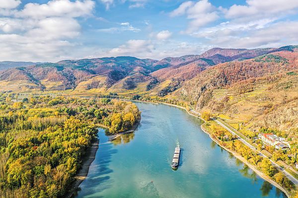 Flusslandschaft Wachau, Malerische Herbstlandschaft der Wachau an der Donau., Herbstliche Flusslandschaft in der Wachau mit Donauschiff.
