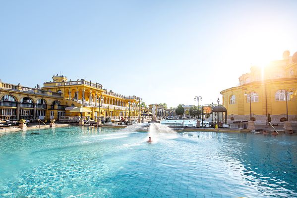 Budapest, Széchenyi, Széchenyi-Therme in Budapest bei strahlendem Sonnenschein.