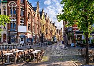 Alter Platz in Gent, Pittoresker Platz in Gent mit historischen Gebäuden und Straßencafé., Pittoresker alter Platz in Gent, Belgien, bei sonnigem Wetter.