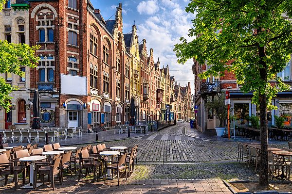 Alter Platz in Gent, Pittoresker Platz in Gent mit historischen Gebäuden und Straßencafé., Pittoresker alter Platz in Gent, Belgien, bei sonnigem Wetter.