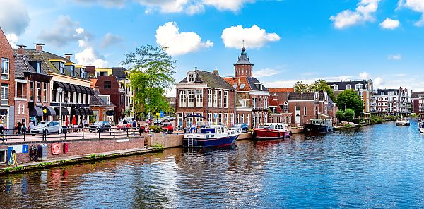 Sneek, Malerische Grachtenansicht in Sneek, Friesland.