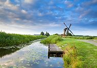 Groningen, Idyllische Landschaft mit Windmühle und Kanal in Groningen.