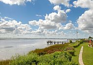 Tönning-Blick auf die Eider, Weite Landschaft an der Eider mit blauem Himmel und Wolken., Blick auf die Eider bei Tönning, idyllische Landschaft und Wolken.
