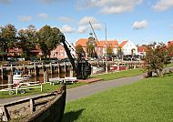 Tönning-Tönninger Hafen, Tönninger Hafen bei Sonnenschein, idyllische Hafenatmosphäre., Tönning Hafen: Historische Gebäude und Boote bei sonnigem Wetter.