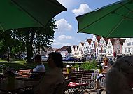 Tönning-Ander Gracht, Gemütliches Café an der Gracht in Tönning bei Sonnenschein., Gemütliches Café an der Gracht in Tönning bei sonnigem Wetter.