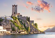 Malcesine, Burg von Malcesine bei Sonnenuntergang am Gardasee.