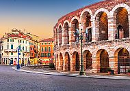 Verona, Veronas Arena bei Sonnenuntergang, historisches Stadtzentrum.