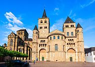 Trier, Trierer Dom bei blauem Himmel, historische Architektur., Trierer Dom bei strahlend blauem Himmel.