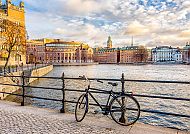 Parlament Kopenhagen, Fahrrad am Wasser vor dem Parlamentsgebäude in Kopenhagen., Fahrrad am Wasser vor dem Parlamentsgebäude in Kopenhagen.