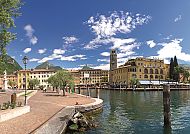 Riva del Garda: Malerische Uferpromenade am nördlichen Gardasee., Riva - Perle des nördlichen Gardasees mit malerischer Uferpromenade.