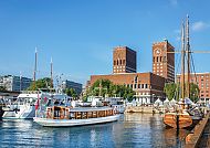 Oslo Rathaus, Oslo Rathaus und Hafen bei sonnigem Wetter., Oslo Rathaus am Hafen bei strahlendem Sonnenschein.