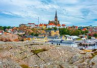 Lysekil, Gotland, Blick auf Lysekil mit malerischer Küstenlandschaft und Kirche., Malerische Küstenstadt mit Kirche in Lysekil, Schweden.