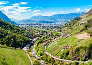 Bozen, Panoramablick auf Meran mit Weinbergen im goldenen Oktober.