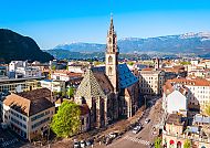 Bozen, Bozen im Herbst, mit Blick auf den Dom und umliegende Berge.