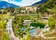 Trauttmansdorf, Schloss Trauttmansdorff in herbstlicher Landschaft bei Meran.