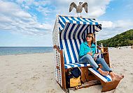 Ostsee Impression, Entspannung im Strandkorb an der Ostsee mit Möwe und Meeresblick.