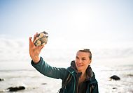 Wanderin am Ostseestrand im Nationalpark Jasmund