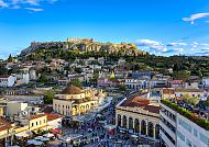 Athen, Athen: Blick auf die Akropolis und lebhaftes Stadtleben., Blick auf die Akropolis in Athen, umgeben von lebendigem Stadtleben.