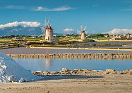 Sizilien, Salinen Trapani, Windmühlen und Salinen in Trapani, Sizilien bei klarem Himmel., Salinen von Trapani mit Windmühlen unter blauem Himmel.
