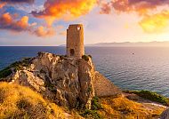 Sardinien, Mittelalterlicher Turm bei Sonnenuntergang, Sardiniens Küste., Mittelalterlicher Turm über dem Meer bei Sonnenuntergang, Sardinien.