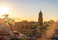 Malaga, Sonnenuntergang über Malaga mit Kathedrale im goldenen Licht., Sonnenuntergang über der Kathedrale von Málaga, Spanien.