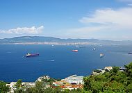 Gibraltar, Blick auf die Bucht von Gibraltar mit Schiffen und klarer Himmel., Blick auf Gibraltar und das Meer mit vorbeifahrenden Schiffen.