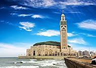 Casablanca, Hassan-II.-Moschee in Casablanca vor blauem Himmel., Hassan-II.-Moschee in Casablanca unter blauem Himmel.
