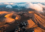 Lanzarote, Vulkanlandschaft Lanzarotes in warmem Abendlicht., Lanzarotes beeindruckende Vulkanlandschaft im sanften Abendlicht.