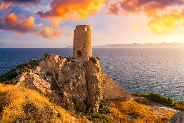 Sardinien, Mittelalterlicher Turm bei Sonnenuntergang, Sardiniens Küste., Mittelalterlicher Turm über dem Meer bei Sonnenuntergang, Sardinien.