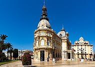Cartagena, Historisches Rathaus von Cartagena vor strahlend blauem Himmel., Historisches Gebäude in Cartagena unter strahlend blauem Himmel.
