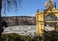 , Historische Kolonnade in Marienbad bei strahlendem Sonnenschein.