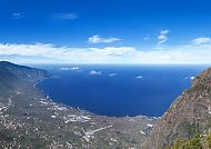 El Hierro, Atemberaubender Blick auf El Hierros Küste und das blaue Meer., Küstenlandschaft von El Hierro unter blauem Himmel.