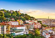 Lissabon, Blick auf Lissabon mit Castelo de São Jorge und Brücke im Hintergrund., Blick auf Lissabon mit Castelo de São Jorge und Tejo im Hintergrund.