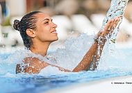 Obermain Therme, Entspannung in der Obermain Therme: Frau genießt sprudelndes Wasser., Entspannung im sprudelnden Wasser der Obermain Therme.