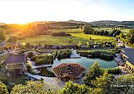 SaunaLand Obermain Therme, SaunaLand Obermain Therme bei Sonnenuntergang, idyllische Landschaft., Idyllische Landschaft in der Obermain Therme bei Sonnenuntergang.